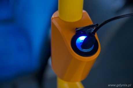 Gniazdo USB w gdyńskim trolejbusie, fot. ZKM Gdynia