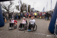 Niepełnosprawni uczestnicy na starcie PZU Gdynia Półmaraton, gdyniasport.pl