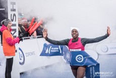 Pierwsza wśród kobiet Kenijka, Agnes Chebet przekracza metę, fot. gdyniasport.pl