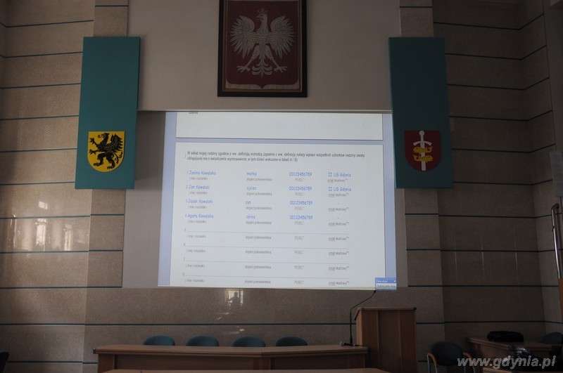 Gdynia przygotowana do rządowego programu Rodzina 500+ - sala z prezentacją jak wypełnić wniosek, fot. Dorota Nelke