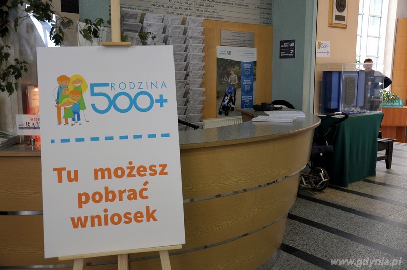 Gdynia przygotowana do rządowego programu Rodzina 500+ - oznakowanie miejsca, gdzie można otrzymać wniosek / fot. Dorota Nelke
