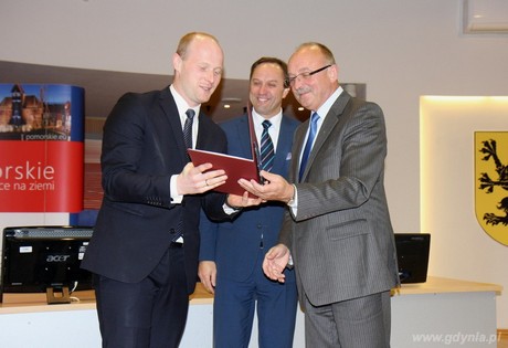 Marszałkowie Mieczysław Struk i Krzysztof Trawicki oraz wiceprezydent Gdyni Bartosz Bartoszewicz podczas ogłoszenia wyników konkursu i wręczenia uchwały, fot. Małgorzata Pisarewicz