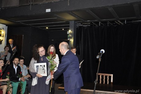 Wiceprezydent Gdyni Marek Stępa wręcza nagrodę Elżbiecie Mrozińskiej, fot. Małgorzata Omachel-Kwidzińska