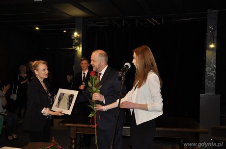 Wiceprezydent Gdyni Marek Stępa wręcza nagrodę Jagodzie Pikiewicz, fot. Małgorzata Omachel-Kwidzińska