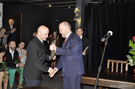 Wiceprezydent Gdyni Marek Stępa wręcza nagrodę Bogdanowi Smagackiemu, fot. Małgorzata Omachel-Kwidzińska