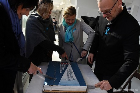 Krojenie niebieskiego tortu w Gdynia InfoBox, fot. Michał Puszczewicz