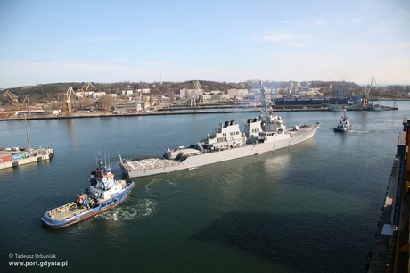 USS Donald Cook wpływa do Portu w Gdyni, fot. Tadeusz Urbaniak / www.port.gdynia.pl
