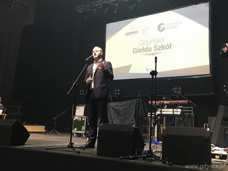 Wiceprezydent Bartosz Bartoszewicz na Gdyńskiej Giełdzie Szkół, fot. Aleksandra Rzewuska
