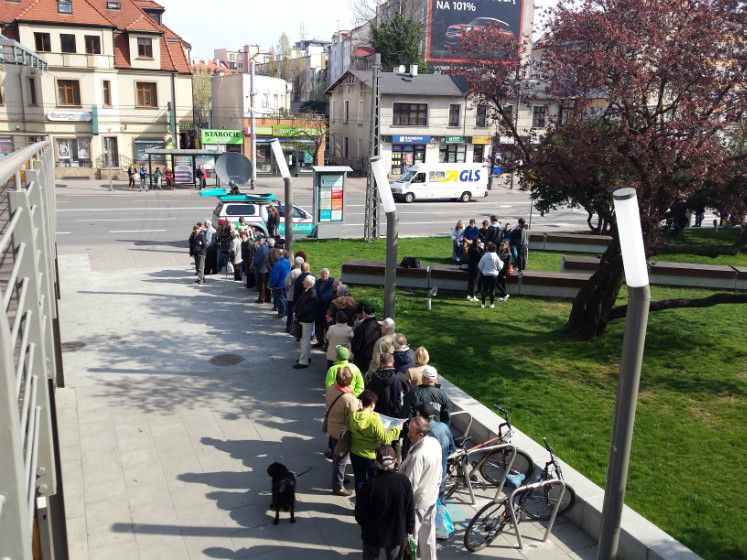 Radio Gdańsk rozdaje biało-czerwone flagi (2015 r.) / fot. Sebastian Kwiatkowski - Radio Gdańsk