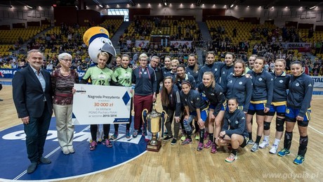 Prezydent Gdyni Wojeciech Szczurek i Przewodnicząca Rady Miasta Gdyni Joanna Zielińska z zespołem Vistal Gdynia, fot. Dawid Linkowski / www.gdyniasport.pl