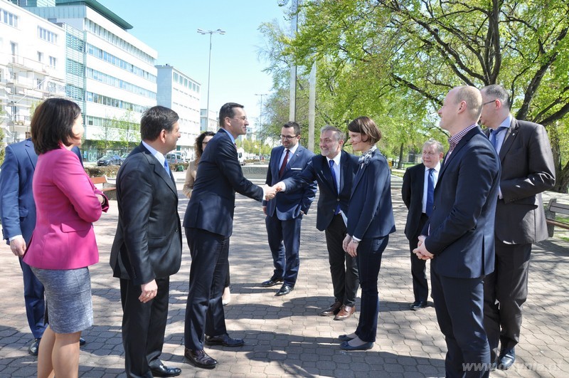 Wicepremier Morawiecki wraz z władzami Gdyni przy pomniku Grudnia'70 / fot. Dorota Nelke
