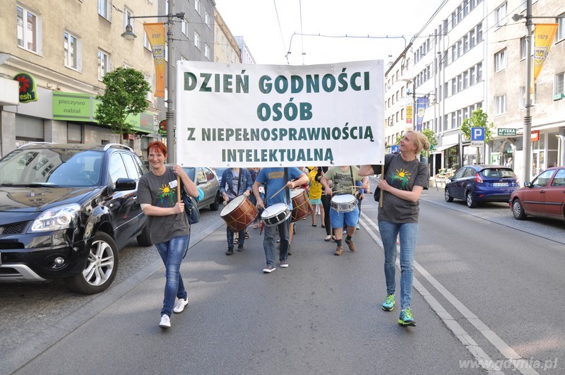 Przemarsz Świętojańską z okazji obchodów  Dnia Godności Osób z Niepełnosprawnością Intelektualną / fot. Dorota Nelke