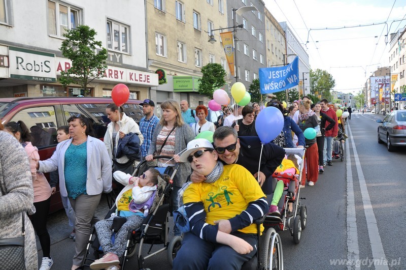 Przemarsz Świętojańską z okazji obchodów  Dnia Godności Osób z Niepełnosprawnością Intelektualną / fot. Dorota Nelke