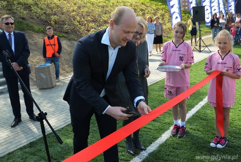 Otwarcie boiska przy Szkole Podstawowej nr 34 - wstęgę przecina Wiceprezydent Bartosz Bartoszewicz / fot. Gdyńskie Centrum Sportu