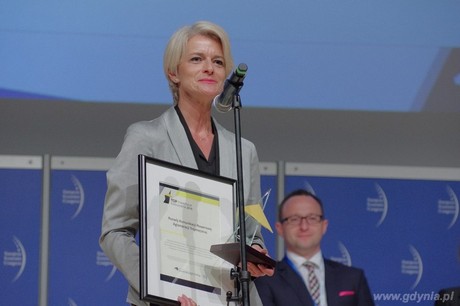 P.o. naczelnika Wydziału Polityki Gospodarczej Agnieszka Kukiełko z nagrodą Top Inwestycje Komunalne 2016, fot. mat. prasowe VIII Europejskiego Kongresu Gospodarczego