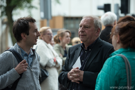 Szymon Jachimek i Jerzy Stuhr przed YMCA, fot. Roman Jocher