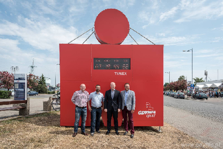 Od lewej Piotr Netter, Michał Drelich dyrektor zarządzający w Sport Evolution, wiceprezydent Gdyni Bartosz Bartoszewicz i Marek Łucyk - dyrektor GCS na tle zegaru odliczającego czas do Herbalife IRONMAN 70.3 Gdynia , fot. Dawid Linkowski