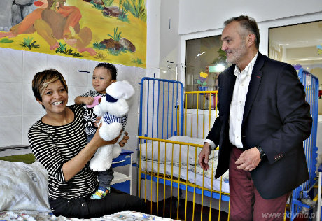 Prezydent Gdyni Wojciech Szczurek w odwiedzinach u dzieci w gdyńskim szpitalu, fot. Barbara Betlejewska