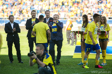 Prezydent Gdyni Wojciech Szczurek wręcza medale dla piłkarzy Arki Gdynia za zwycięstwo I lidze, fot. Karol Stańczak