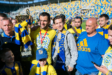 Zawodnik Arki Gdynia pozuje do zdjęć, fot. Karol Stańczak