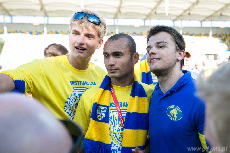 Zawodnik Arki Gdynia pozuje do zdjęć, fot. Karol Stańczak