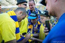 Zawodnik Arki Gdynia rozdaje autografy, fot. Karol Stańczak