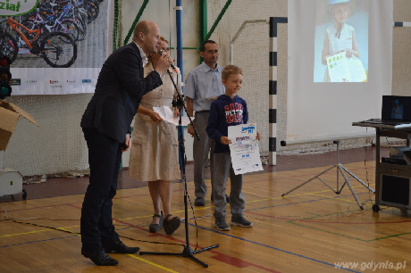 Wiceprezydent Gdyni Bartosz Bartoszewicz i przedstawiciel najbardziej aktywnej klasy z wyróżnieniem w kampanii Rowerowy Maj, fot. Agnieszka Wołowicz