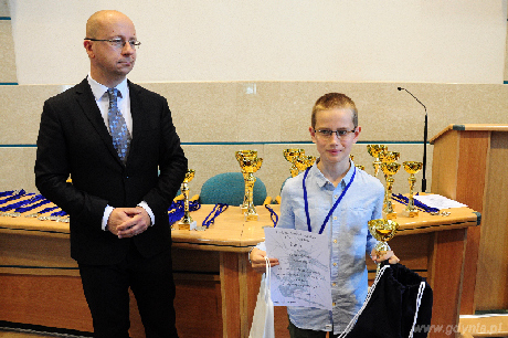 Uczeń nagrodzony za udział w Gdyńskiej Olimpiadzie Rowerowej, fot. Michał Kowalski