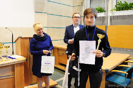 Uczeń nagrodzony za udział w Gdyńskiej Olimpiadzie Rowerowej, fot. Michał Kowalski