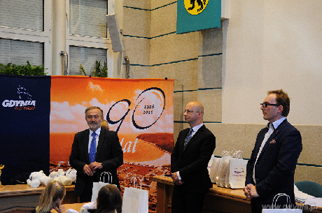 Od lewej prezydent Gdyni Wojciech Szczurek, wiceprzewodniczący Rady Miasta Gdyni Zygmunt Zmuda-Trzebiatowski i Jakub Ubych ze stowarzyszenia In Gremio, fot. Michał Kowalski