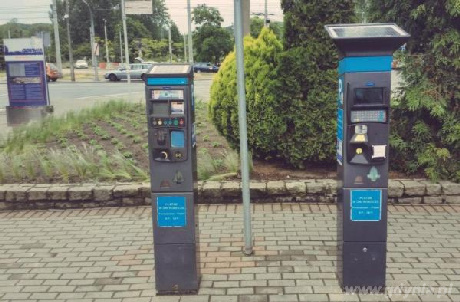 Po lewej stronie stary, po prawej zmodyfikowany parkometr Strefy Płatnego Parkowania