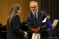 Prezydent Gdyni wręcza nagrody najlepszym gdyńskim gimnazjalistom, fot. Michał Puszczewicz