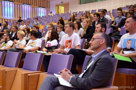 Wiceprezydent Gdyni Michał Guć i pozostali uczestnicy Apps for Good, fot. PPNT