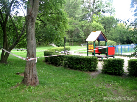 Ogrodzony plac zabaw z powodu gniazda os, fot. Straż Miejska