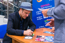 Muzyk grupy Paris Combo rozdaje autografy, fot. Karol Stańczak