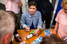 Belle du Berry z Paris Combo rozdaje autografy po koncercie, fot. Karol Stańczak