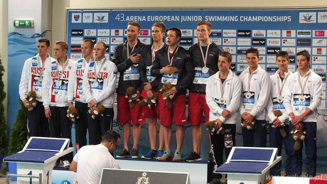 Złoci medaliści w sztafecie 4x200 m na podium