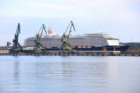 Mein Schiff 5 podczas pierwszej wizyty w Gdyni, fot. T. Urbaniak / www.port.gdynia.pl