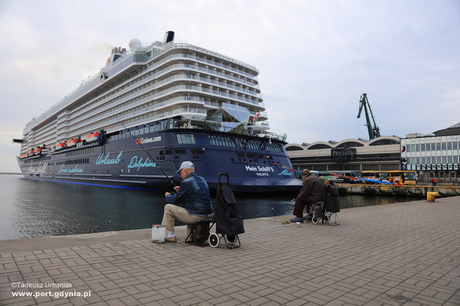 Mein Schiff 5 podczas pierwszej wizyty w Gdyni, fot. T. Urbaniak / www.port.gdynia.pl