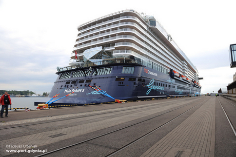 Mein Schiff 5 podczas pierwszej wizyty w Gdyni, fot. T. Urbaniak / www.port.gdynia.pl