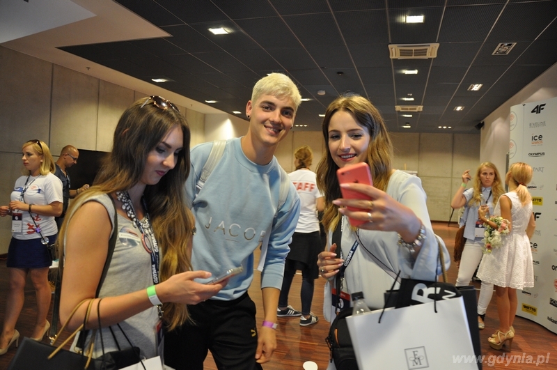 See Bloggers 2016 - Radek Pestka z blogerkami / fot. Dorota Nelke