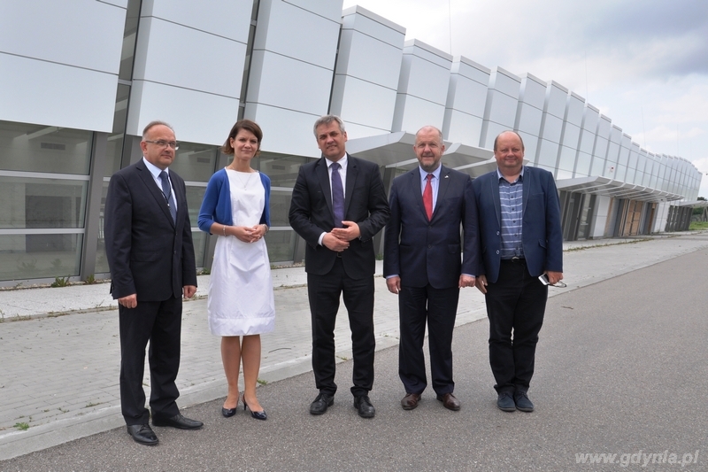 Od lewej: Janusz Stateczny, prezes spółki w upadłości Port Lotniczy Gdynia-Kosakowo, wiceprezydent Gdyni Katarzyna Gruszecka- Spychała, wiceminister Janusz Szmit, wiceprezydent Gdyni Marek Stępa i Naczelnik Wydziału Nadzoru Właścicielskiego UM Gdyni Jerzy
