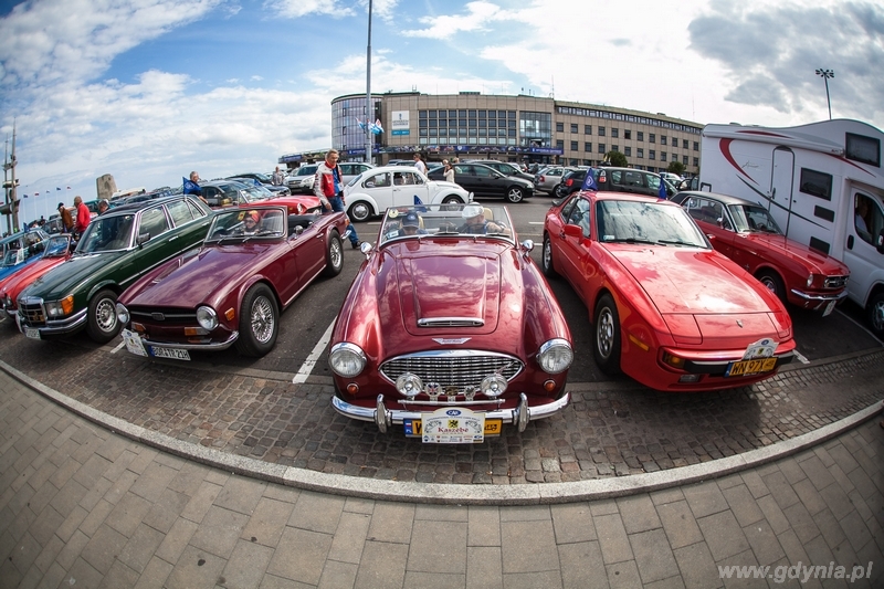 Oldtimery biorące udział w rajdzie „Kaszëbë 2016, organizowanym przez Club Antycznych Automobili i Rajdów / fot. Karol Stańczak