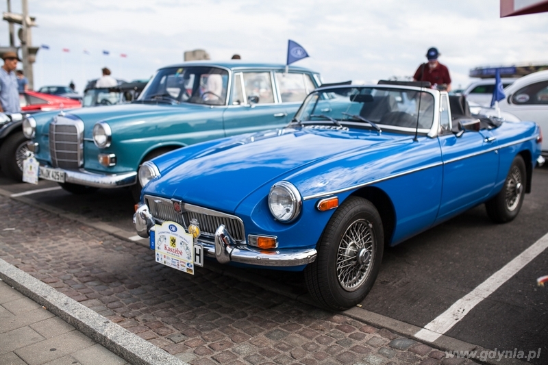 Oldtimery biorące udział w rajdzie „Kaszëbë 2016, organizowanym przez Club Antycznych Automobili i Rajdów / fot. Karol Stańczak