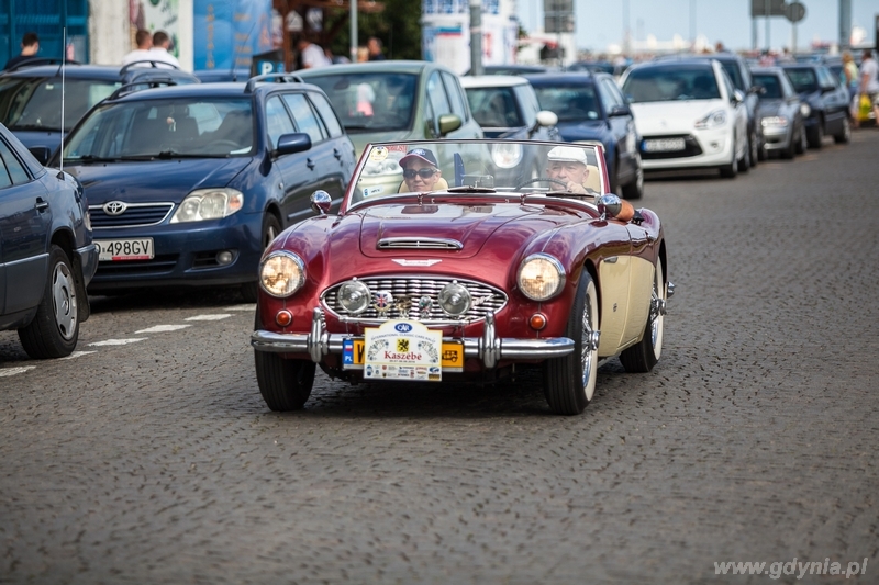 Oldtimery biorące udział w rajdzie „Kaszëbë 2016, organizowanym przez Club Antycznych Automobili i Rajdów / fot. Karol Stańczak