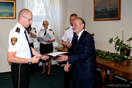 Prezydent Gdyni Wojciech Szczurek wręcza funkcjonariuszowi Straży Miejskiej nagrodę, fot. Michał Kowalski