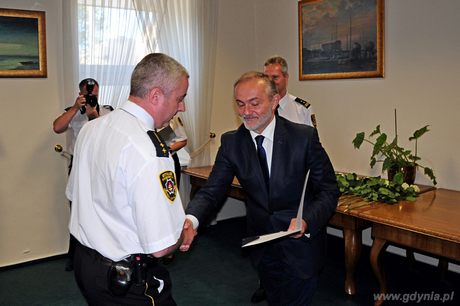 Prezydent Gdyni Wojciech Szczurek wręcza funkcjonariuszowi Straży Miejskiej nagrodę, fot. Michał Kowalski