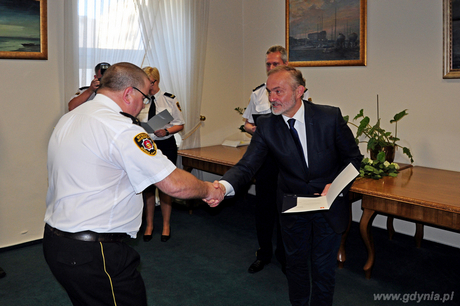 Prezydent Gdyni Wojciech Szczurek wręcza funkcjonariuszowi Straży Miejskiej nagrodę, fot. Michał Kowalski