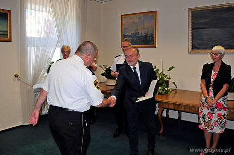 Prezydent Gdyni Wojciech Szczurek wręcza funkcjonariuszowi Straży Miejskiej nagrodę, fot. Michał Kowalski