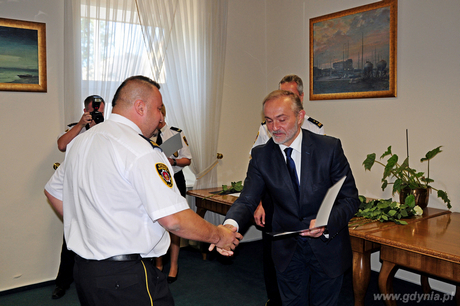 Prezydent Gdyni Wojciech Szczurek wręcza funkcjonariuszowi Straży Miejskiej nagrodę, fot. Michał Kowalski